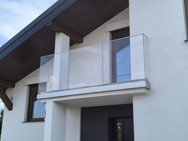 balustrada-szklana-balkon-bezramowa-1024x768-640x480