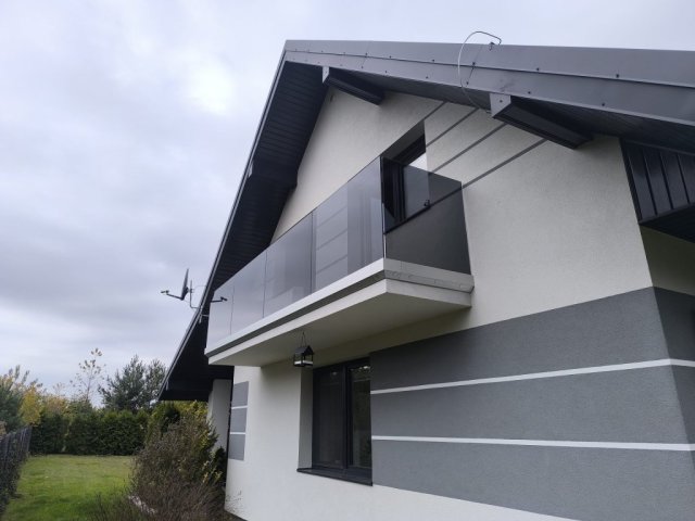 balustrada-szklana-balkon-czarna-1024x768-640x480