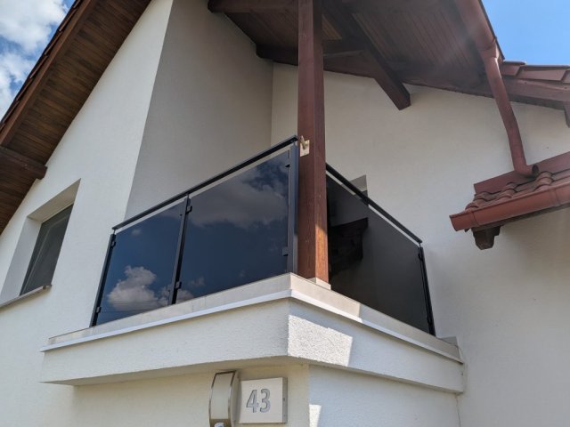 balustrada-szklana-balkon-czarne-szklo-1024x768-640x480