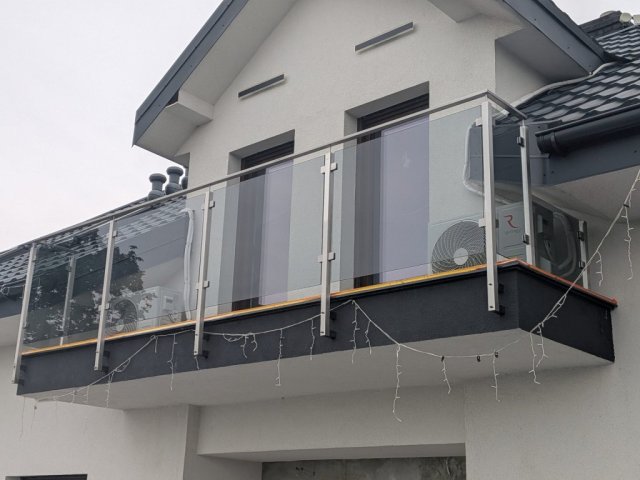 balustrada-szklana-balkon-stal-nierdzewna-1024x768-640x480