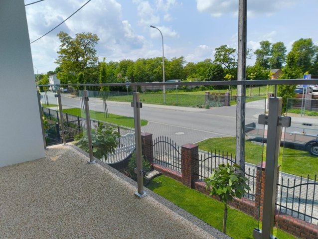 balustrada-szklana-taras-stal-nierdzewna-1024x771-640x480