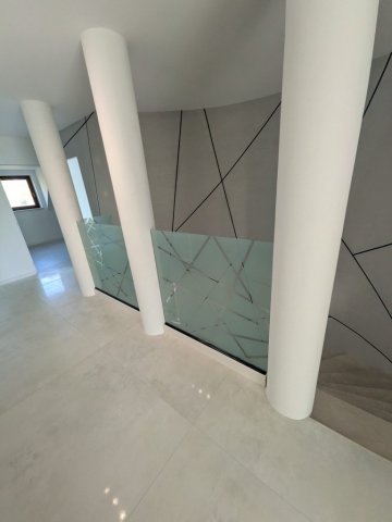 balustrada-szklana-wewnetrzna-antresola-768x1024-640x480