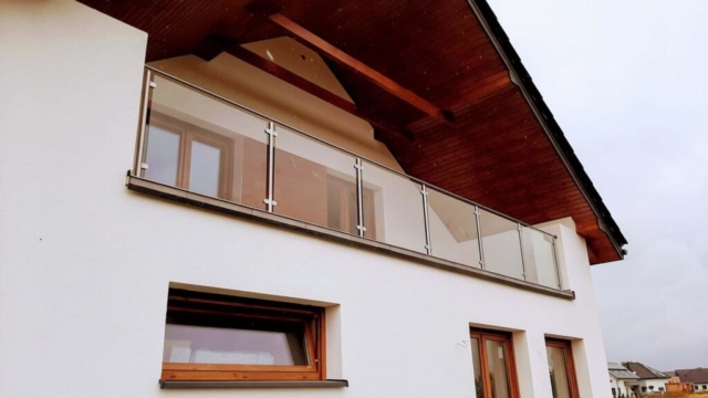 balustrady-balkonowe-szklane-22-1024x576-640x480