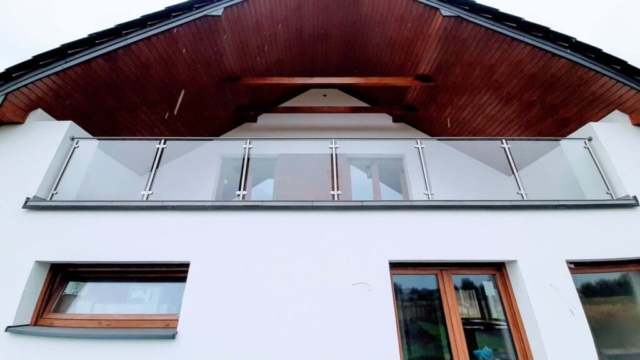 balustrady-balkonowe-szklane-33-1024x576-640x480
